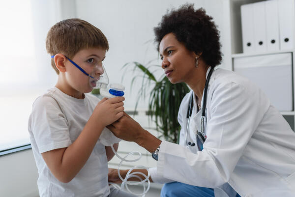 Internistin behandelt Jungen mit Asthma