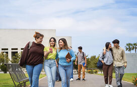 Auslandssemester Erasmus – Studierende auf dem Campus Auslandssemester Erasmus – Studierende auf dem Campus