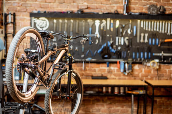 Fahrradmonteure arbeiten in Werkstätten Fahrradmonteure arbeiten in Werkstätten