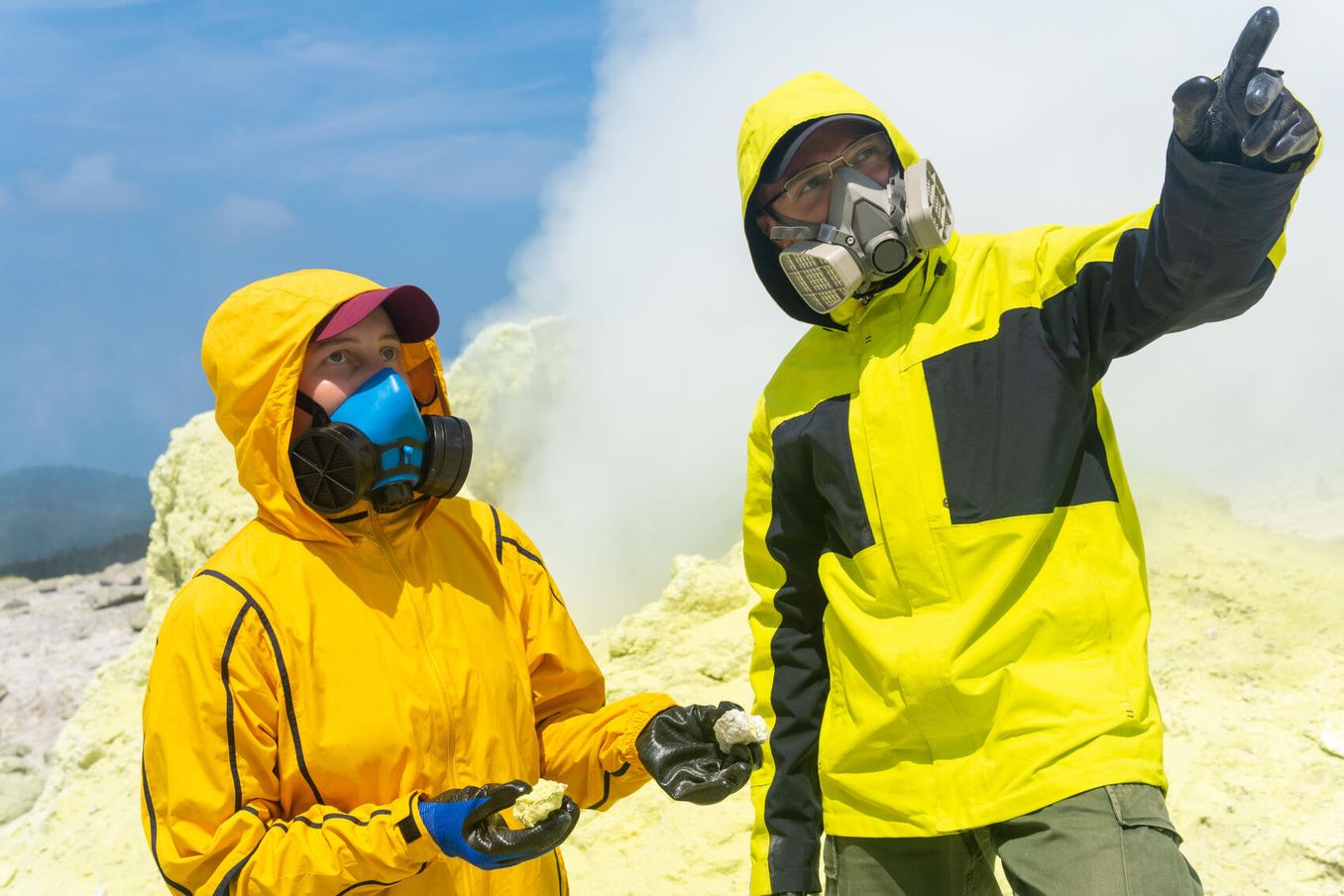 Vulkanologie Studium – Studierende auf Exkursion steht auf einem Vulkan umgeben von Dampf