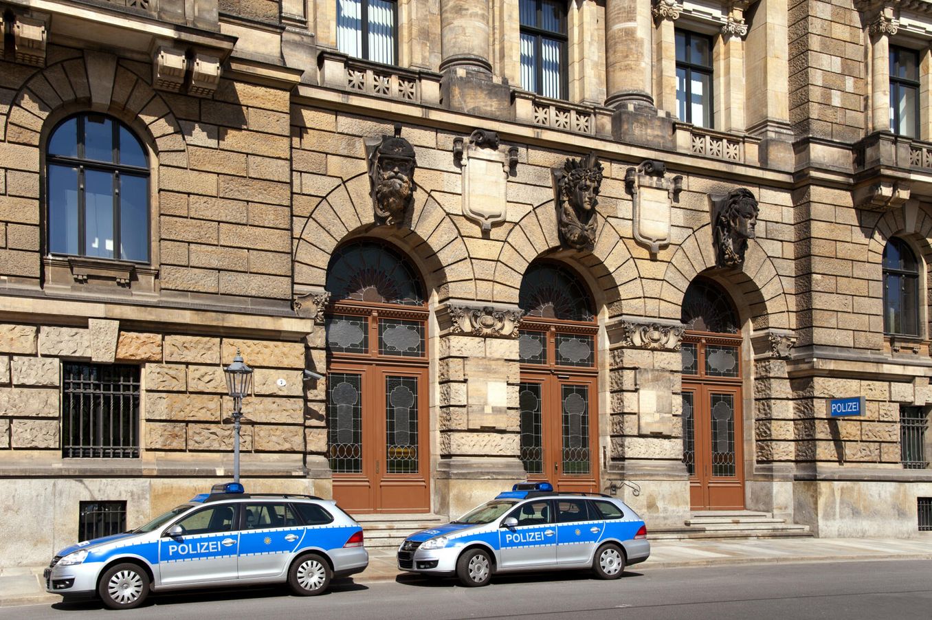 Polizei Studium – zwei Polizeifahrzeuge stehen vor der Polizeiwache