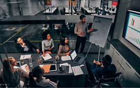 International Management Studium – Student hält eine Präsentation vor Kollegen International Management Studium – Student hält eine Präsentation vor Kollegen