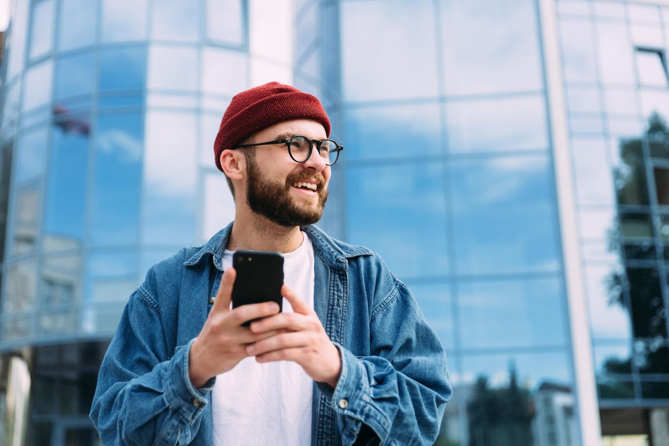 Student mit Smartphone freut sich über Studentenrabatt
