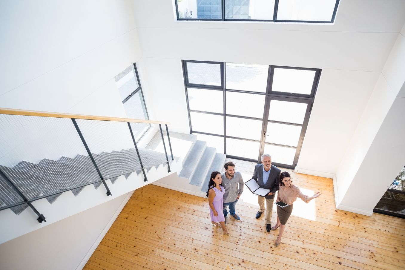 Immobilienmanagement Studium – vier Personen besichtigen ein modernes Einfamilienhaus
