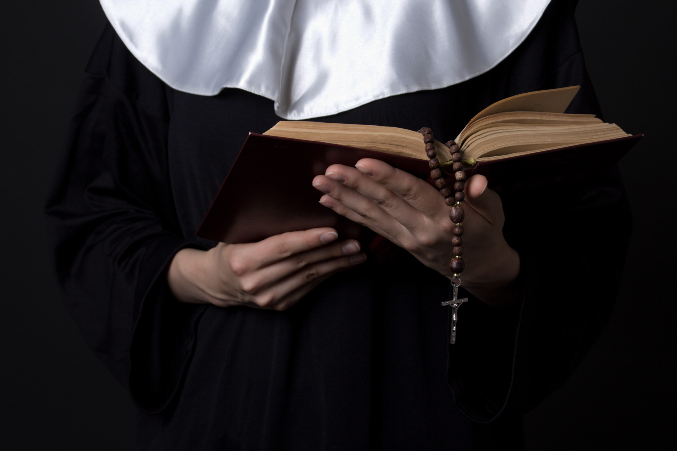 Nonne betet den Rosenkranz