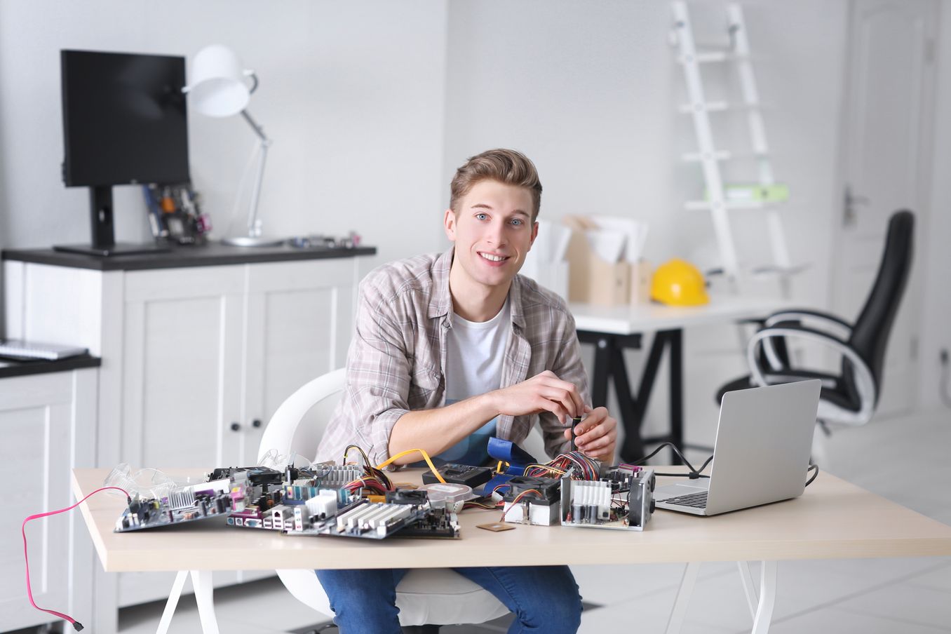 Technische Informatik Studium – Student bastelt an einem Stromkreis