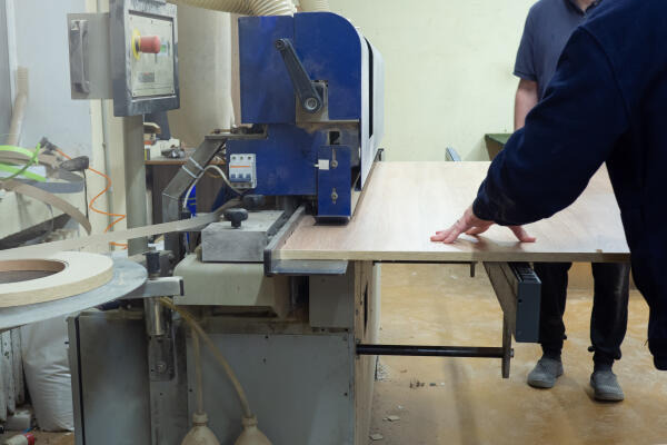 Holzmechaniker bedienen Sägemaschine Holzmechaniker bedienen Sägemaschine