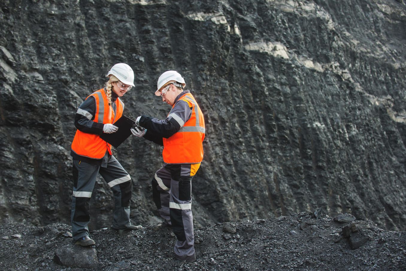 Geophysik Studium – Studierende und Dozent untersuchen Gesteinsschichten auf Exkursion