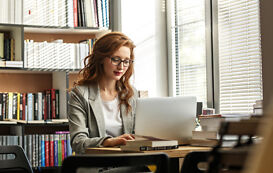 Studentin erstellt ihr Seminararbeit Literaturverzeichnis Studentin erstellt ihr Seminararbeit Literaturverzeichnis