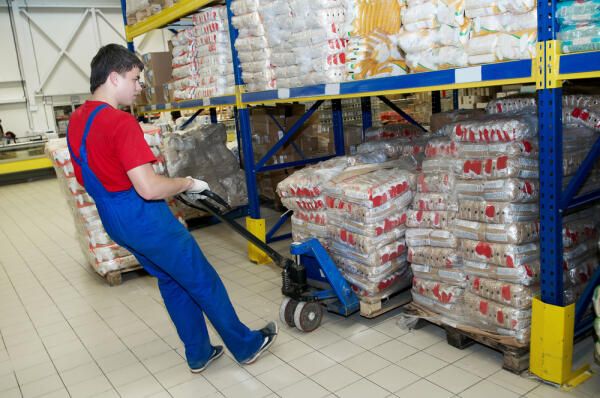 Die richtigen Arbeitsstoffe werden aus dem Lager geholt