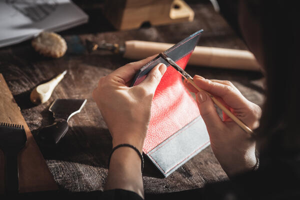 Sattler arbeiten mit Leder und Werkstoffen Sattler arbeiten mit Leder und Werkstoffen
