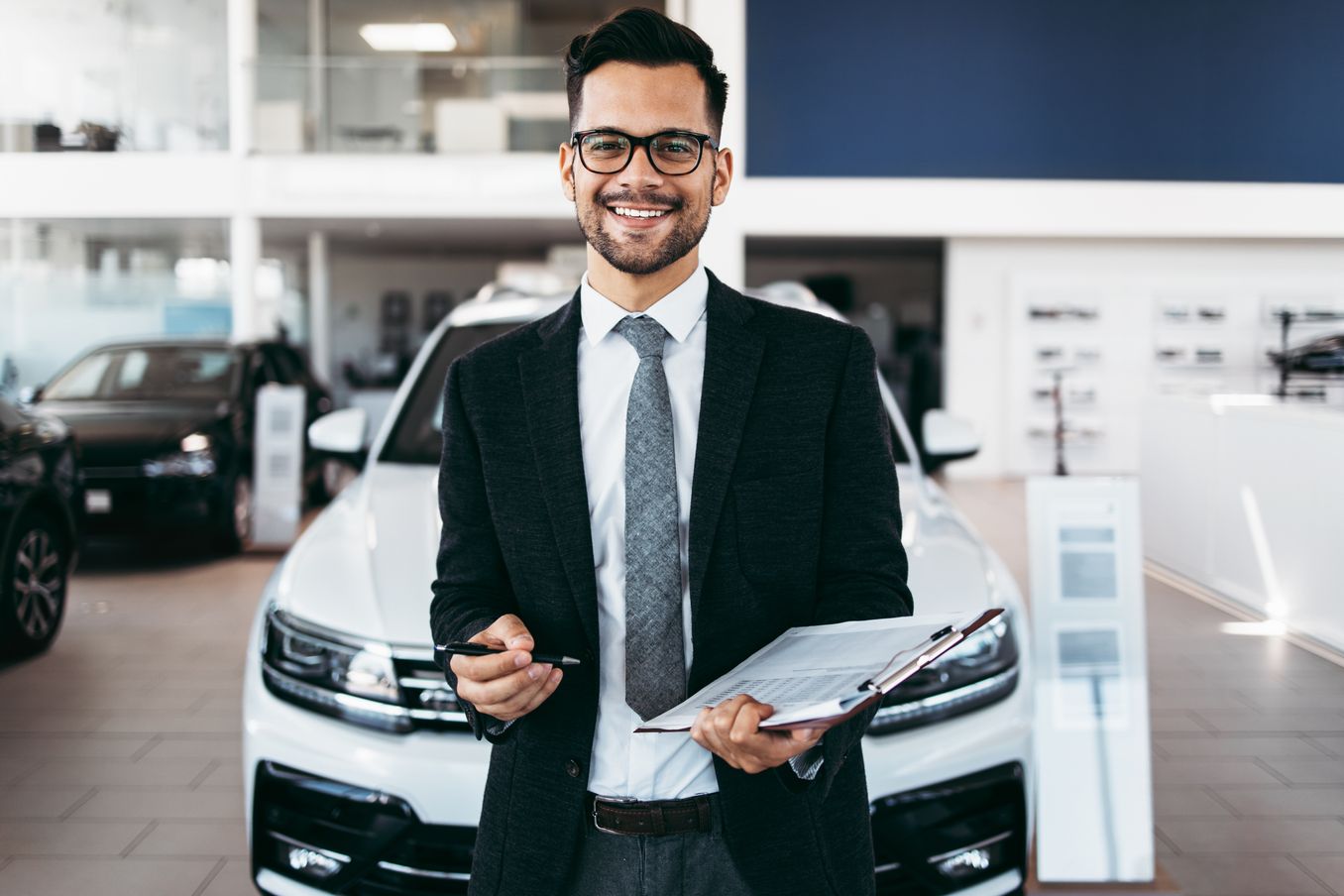 Automobilkaufmann bei der Arbeit