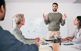 Student hält Seminararbeit Präsentation Student haelt Seminararbeit Präsentation