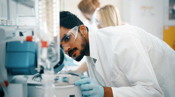 Milchwirtschaftlicher Laborant bei der Analyse Milchwirtschaftlicher Laborant bei der Analyse