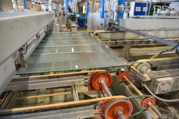 Glaser arbeiten mit verschiedensten Maschinen Glaser arbeiten mit verschiedensten Maschinen