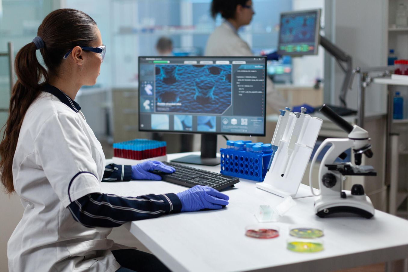 Mikrobiologie Studium – Studentin vergroeßert die Mikroskopaufnahmen am Computer