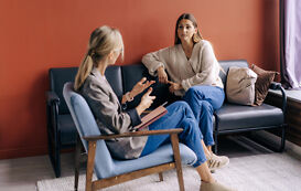 Psychologie Studium – zwei Frauen in einer Therapiestunde Psychologie Studium – zwei Frauen in einer Therapiestunde