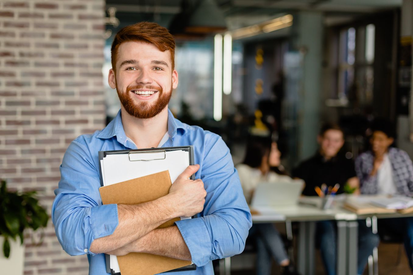 Lebenslauf als Student – Student mit Bewerbungsmappe