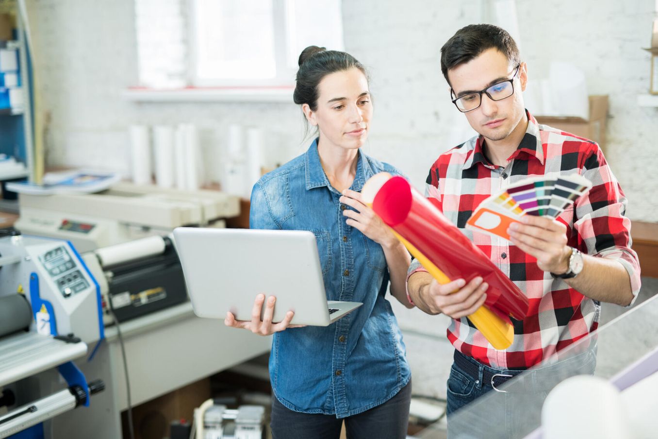 Zwei Studenten sammeln praktische Erfahrungen im Druck und Medientechnik Studium