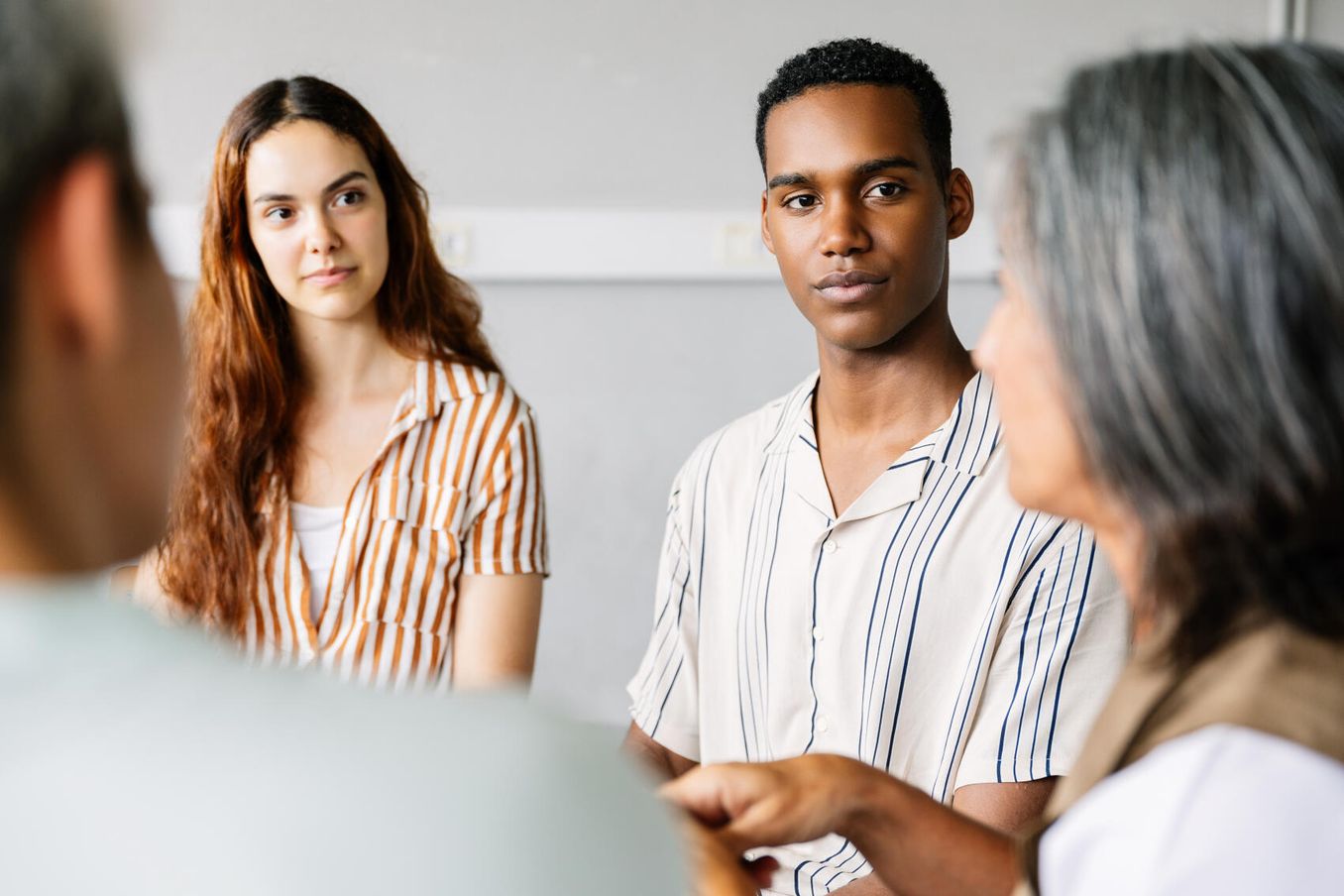 Studierende besprechen Lernmethoden
