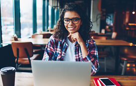Studentin zufrieden mit Seminararbeit Deckblatt Studentin zufrieden mit Seminararbeit Deckblatt