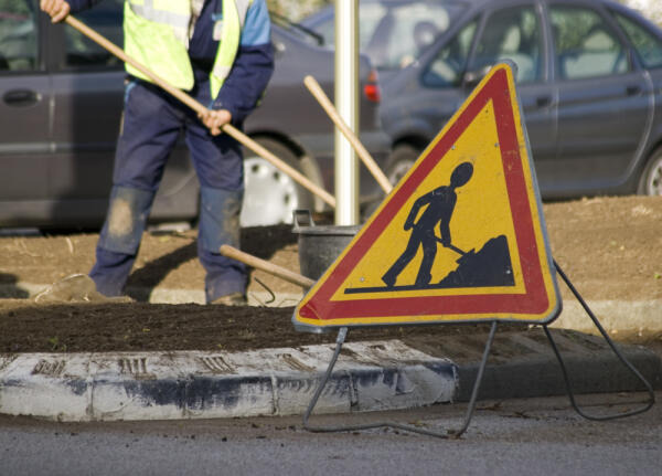 Schilder- und Lichtreklamehersteller stellen u. a. Straßenschilder her Schilder- und Lichtreklamehersteller stellen u. a. Straßenschilder her
