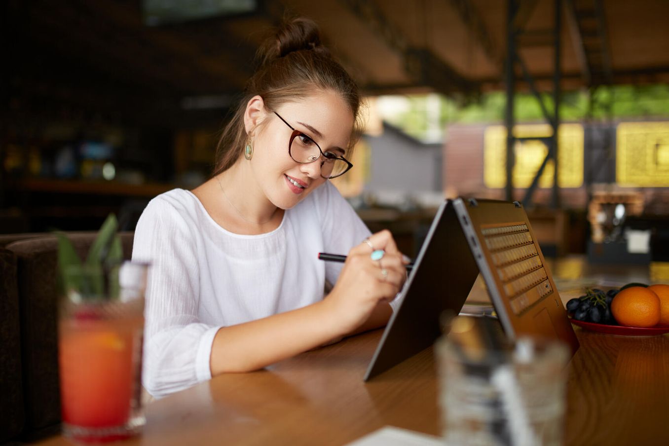 Studiengänge mit Design – Studentin arbeitet an ihrem Laptop