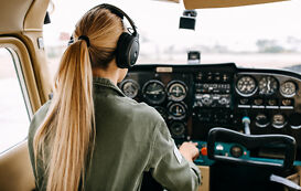 Pilotin im Cockpit Pilotin im Cockpit