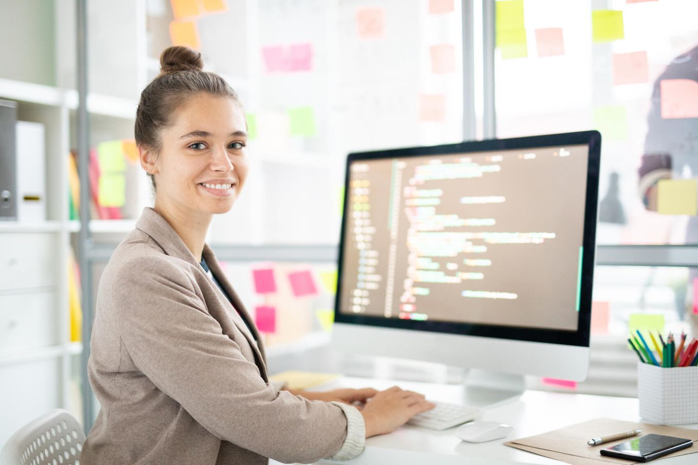 Wirtschaftsinformatik Einstiegsgehalt – Frau arbeitet am Computer