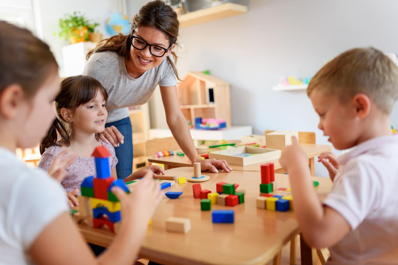Erzieherin betreut Kinder