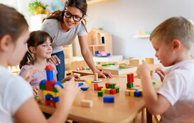 Erzieherin betreut Kinder Erzieherin betreut Kinder