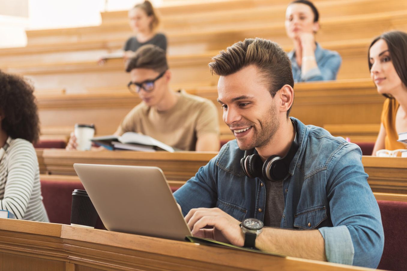 Voraussetzungen fuers Studium – Student sitzt im Hoersaal