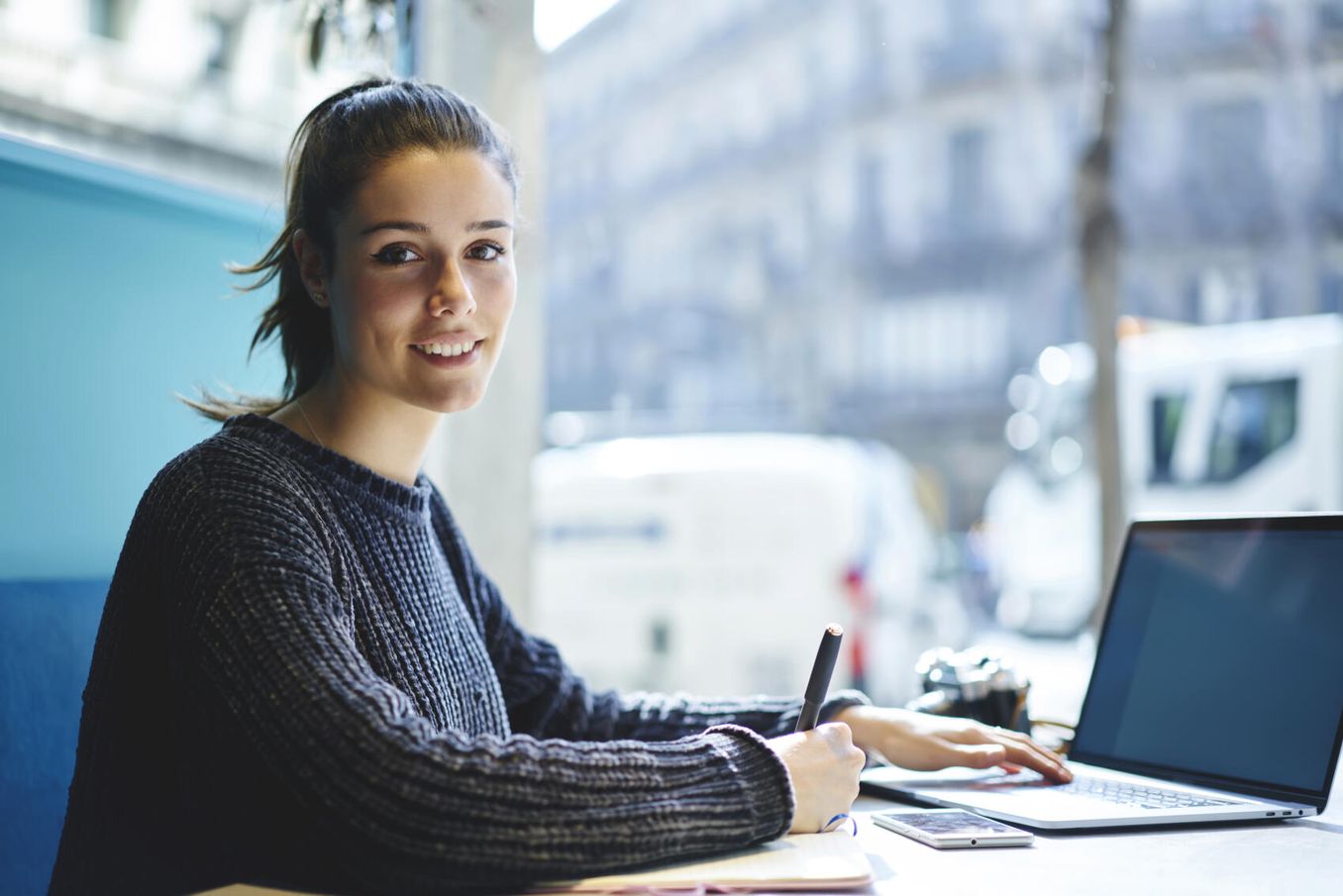 Studentin im Zweitstudium am Laptop