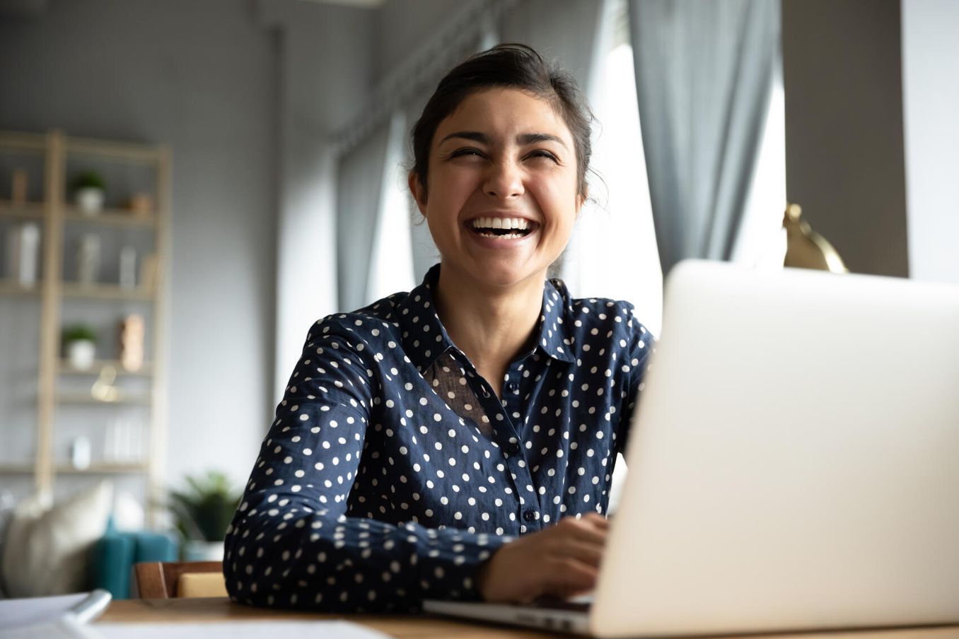Online Jobs für Studenten – Frau vor Laptop lacht