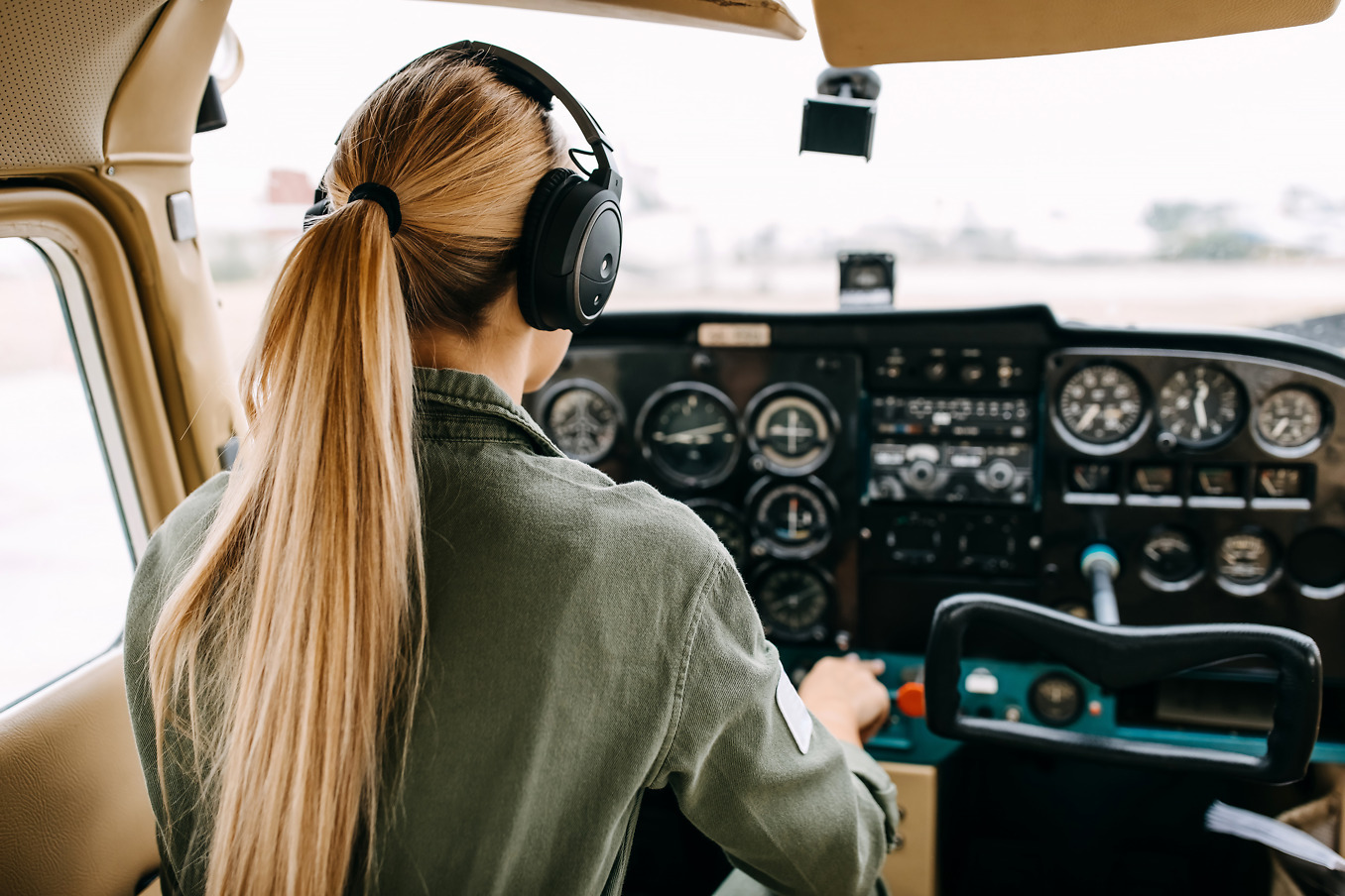 Pilotin im Cockpit Pilotin im Cockpit