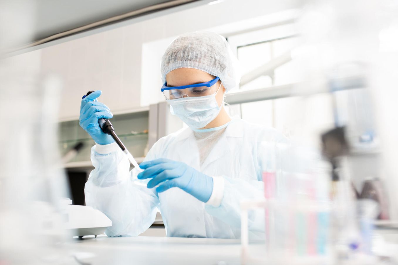 Studentin experimentiert im Nanotechnologie Studium