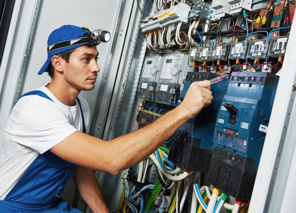 Systemelektroniker prüft Verkabelung Systemelektroniker prüft Verkabelung
