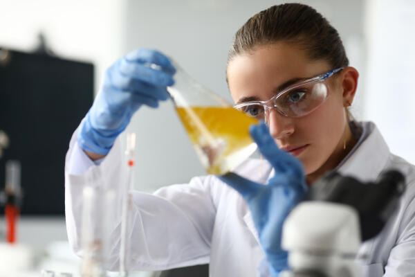 Chemielaborjungwerker tragen Schutzkleidung Chemielaborjungwerker tragen Schutzkleidung
