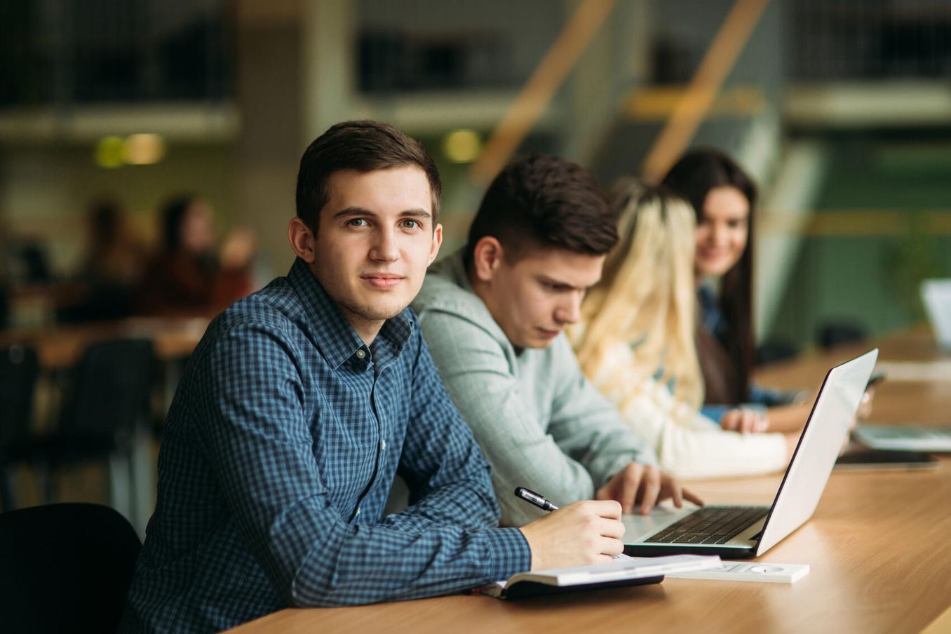 Student übt wissenschaftliches Schreiben