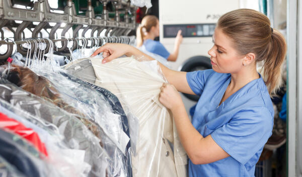 Textilreiniger stellt eine Lieferung für Kunden zusammen