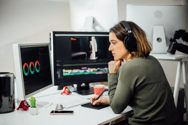 Gestaltungstechnische Assistentin arbeitet mit Grafiktablett Gestaltungstechnische Assistentin arbeitet mit Grafiktablett