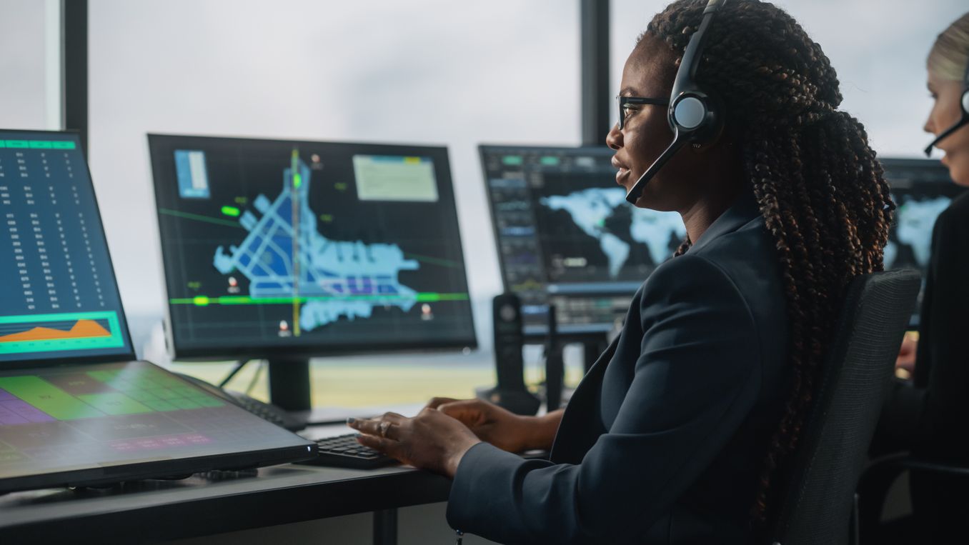 Luftverkehrsmanagement Studium – Mitarbeitende koordinieren den Flugverkehr im Flugverkehrskontrollturm