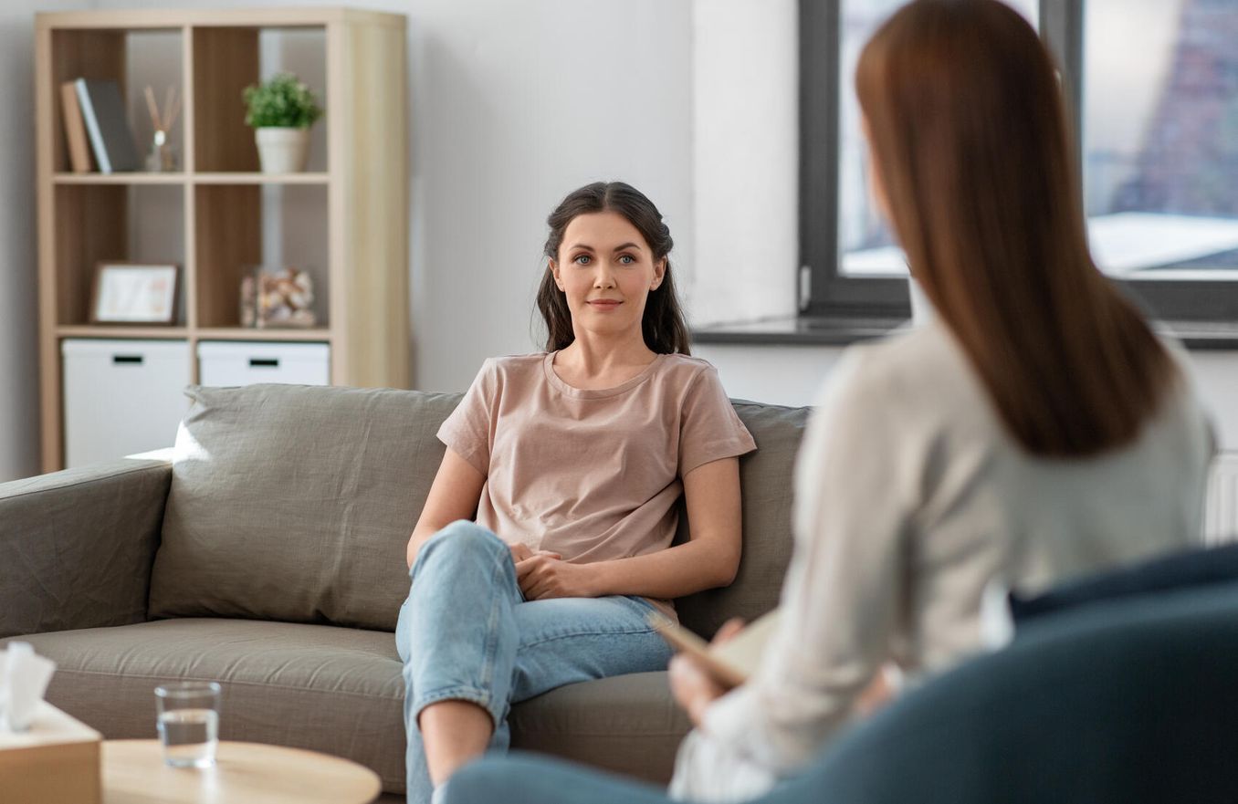 Studiengaenge mit Psychologie – Psychologin und Patientin in einer Therapiestunde