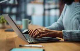 Seminararbeit Ghostwriter schreibt am Laptop Seminararbeit Ghostwriter schreibt am Laptop