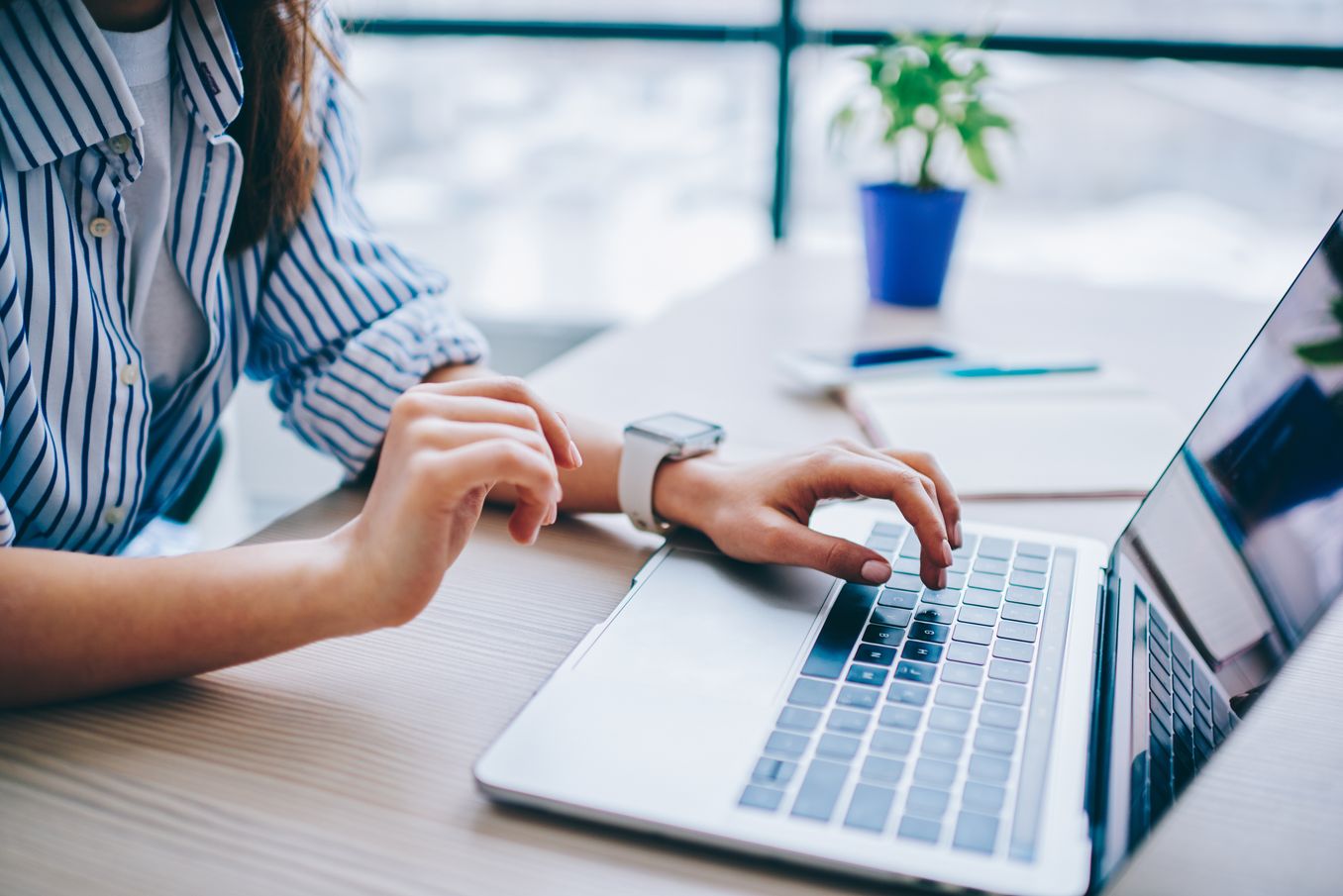 Banking and Finance Studium – Studentin tippt am Laptop