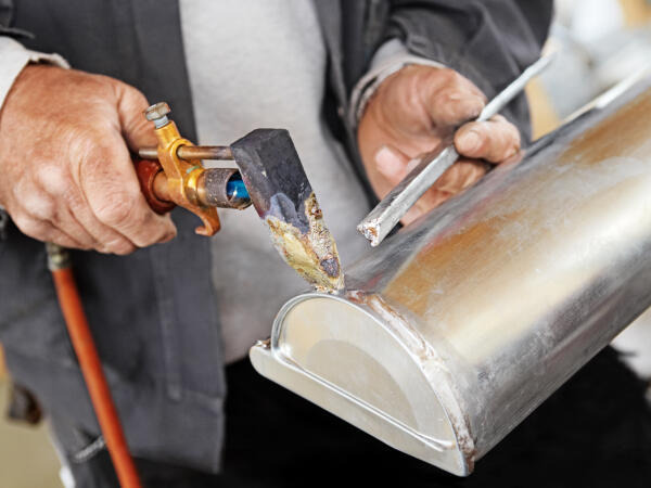Bildhauer arbeitet mit Hammer und Meißel Bildhauer arbeitet mit Hammer und Meißel