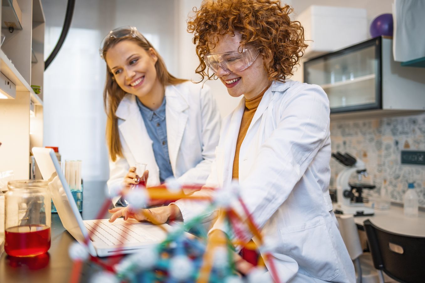 Chemielaborantinnen bei der Arbeit.jpeg