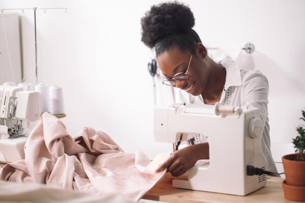 Arbeit mit der Nähmaschine