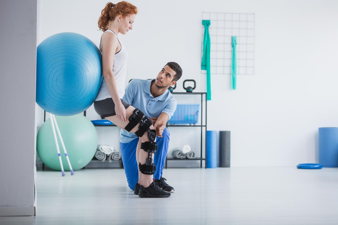 Physiotherapie Studium– Physiotherapeut zeigt Patientin Stabilitaetsuebungen