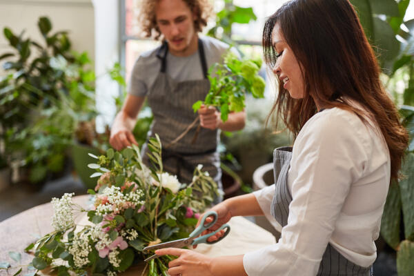 Floristen arbeiten an Blumengesteck